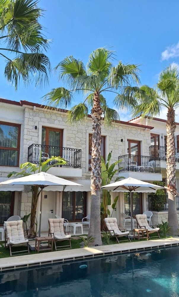 Icarus Hotel