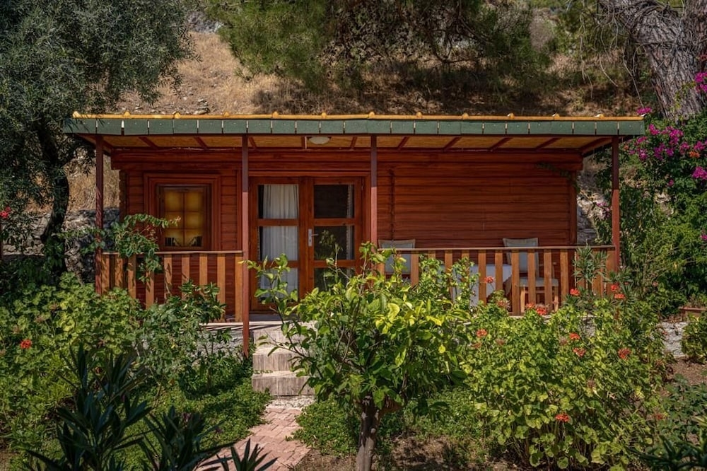 Felicity Hotel & Bungalows