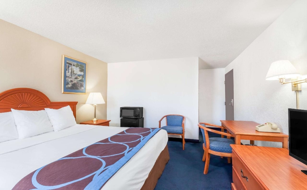 Super 8 by Wyndham Montgomery Maybrook