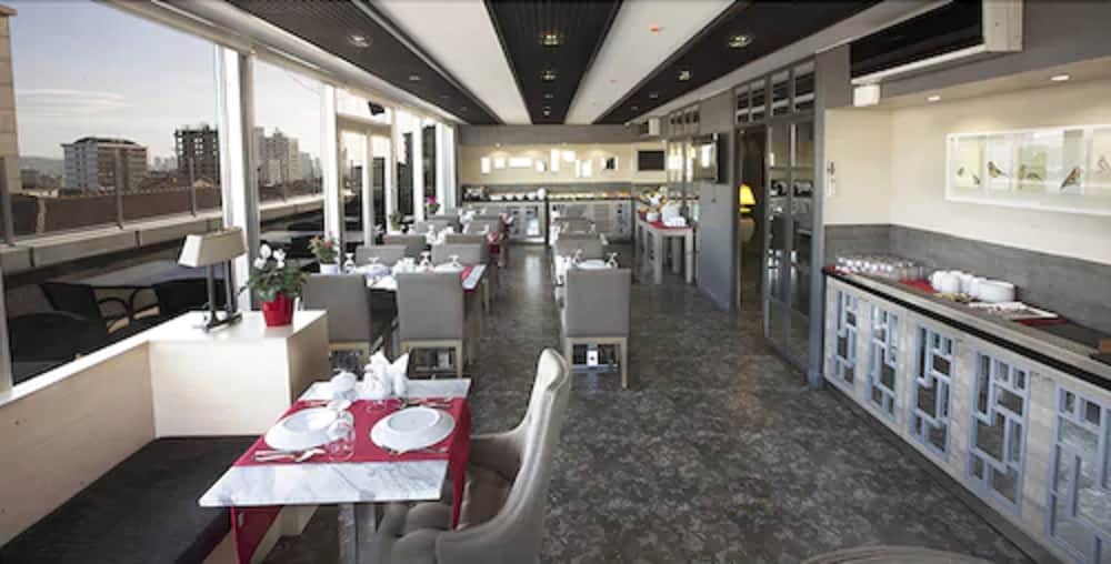 Akoni Hotel