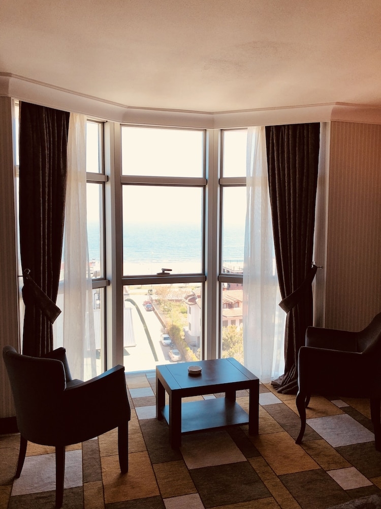 Grand De Luxe Amisos Hotel