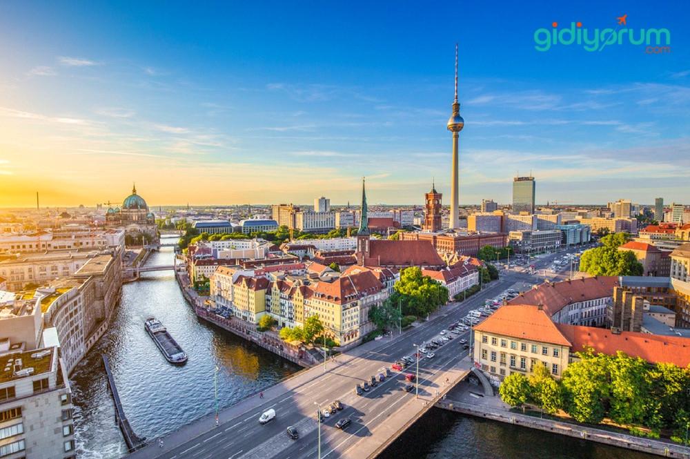 Berlin: Tarihiyle Yüzleşen Şehir